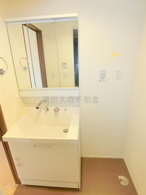 洗面設備　洗面脱衣所　3面鏡の独立洗面台　洗濯機置き場