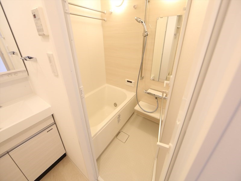 バス・シャワールーム　浴室暖房乾燥機付　追い焚き・オートバス機能付お風呂