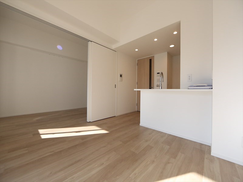 居室・リビング　ＬＤＫ12.5帖　洋室6.3帖　つなげても仕切っても使えます