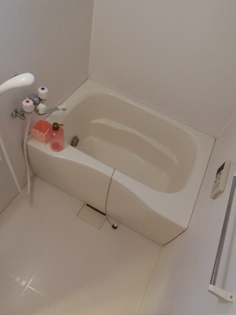 バス・シャワールーム　ワイドな浴槽でゆったりバスタイム。