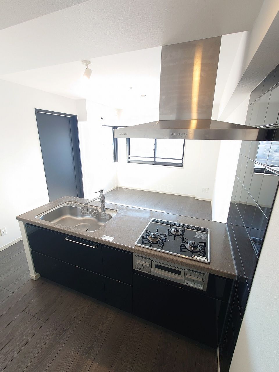 キッチン　３口ガスシステムキッチン・クリーニング前