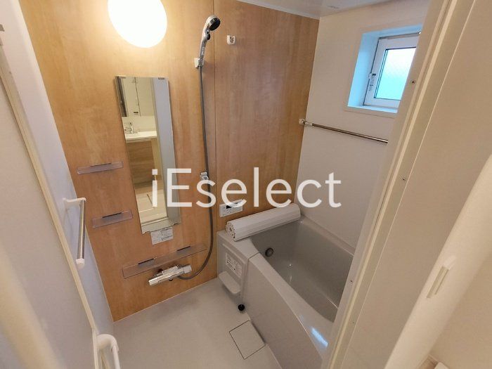 バス・シャワールーム　便利な追い焚き機能付き、窓も付いてます