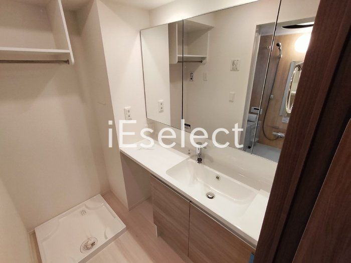 洗面設備　鏡が大きな洗髪洗面化粧台