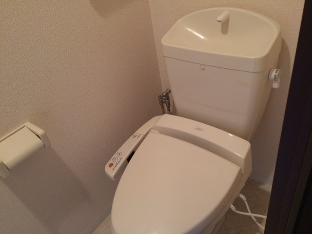トイレ　温水洗浄機能付きです