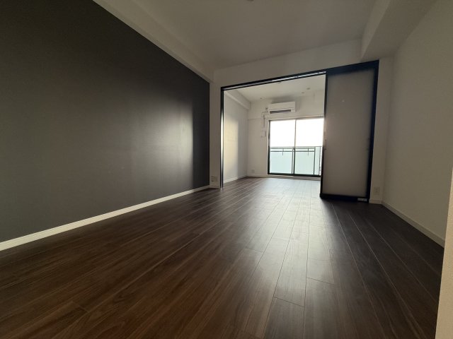 居室・リビング　同物件別号室のものです。