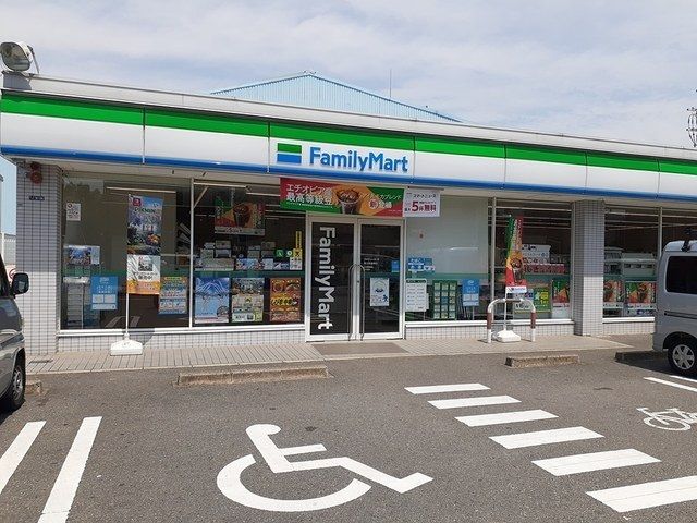 コンビニ　ファミリーマート様（コンビニ）まで500m