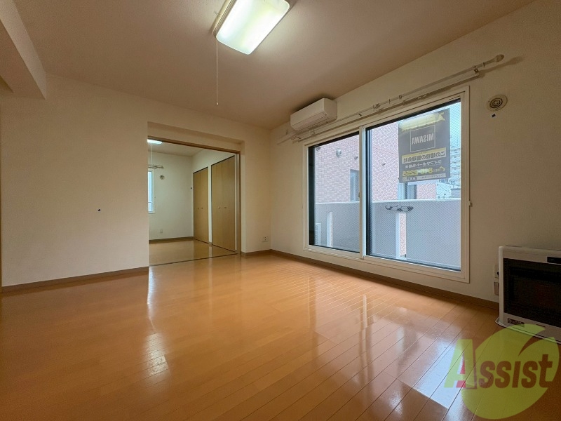 居室・リビング　木目のフローリングは落ち着きのある印象のお部屋になりますね。