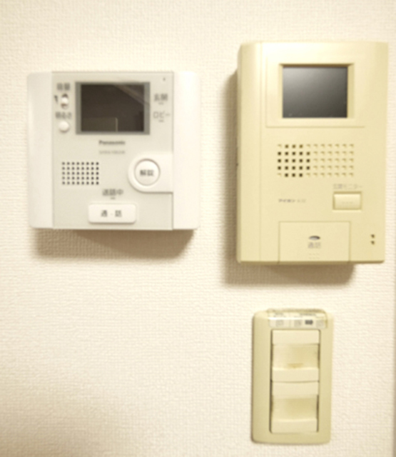 セキュリティ　エントランスとドア前に２か所インターフォンがあります。