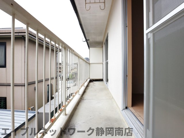 バルコニー　暖かな日差しのふりそそぐバルコニー