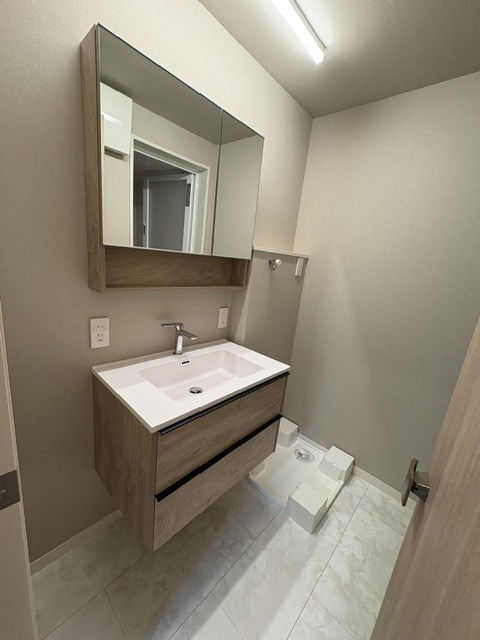 洗面設備　おしゃれなフロートタイプ