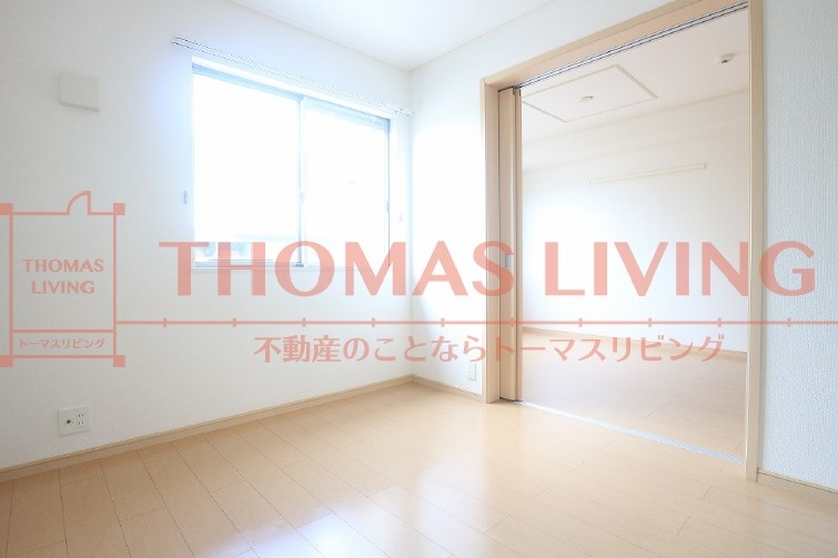 その他部屋・スペース　光がよく入る明るい洋室です。