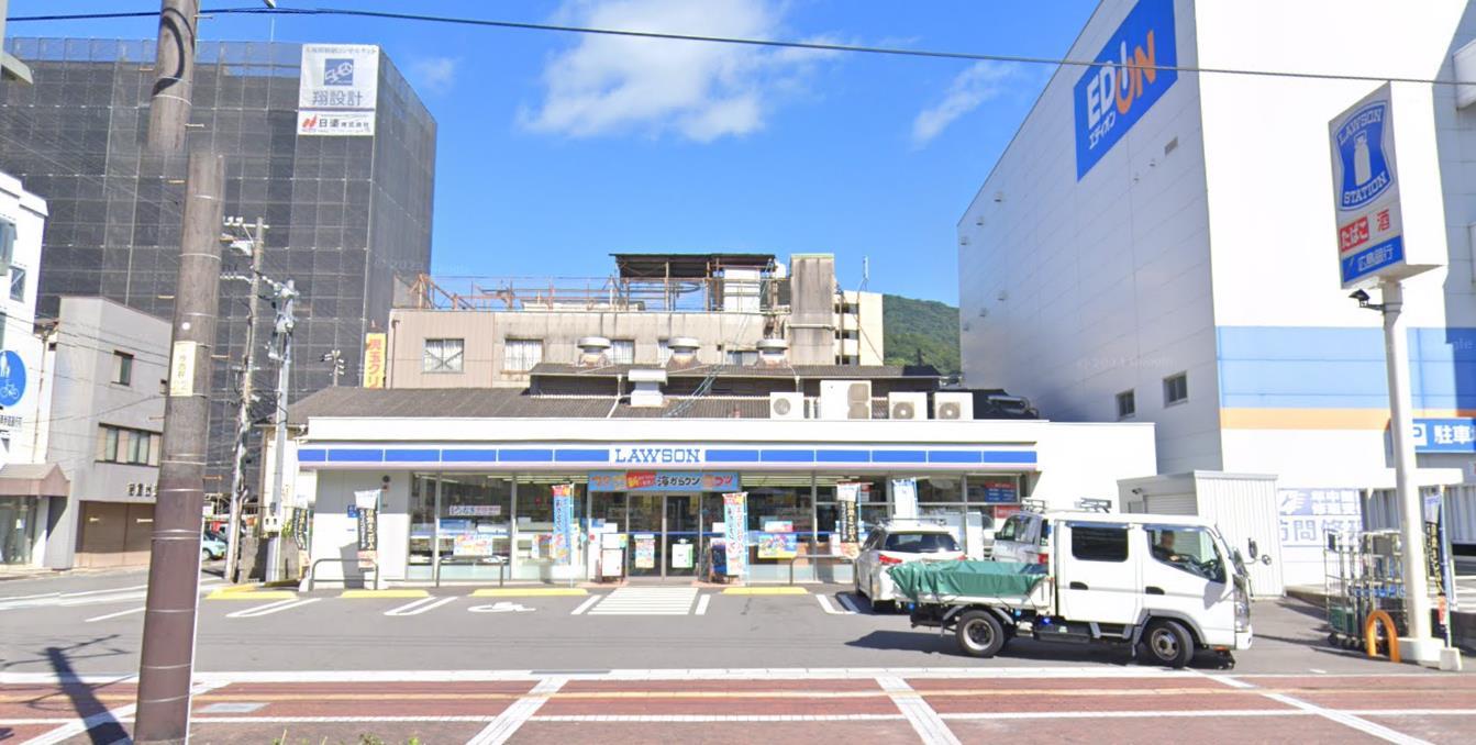 コンビニ　ローソン呉西中央店（コンビニ）まで216m