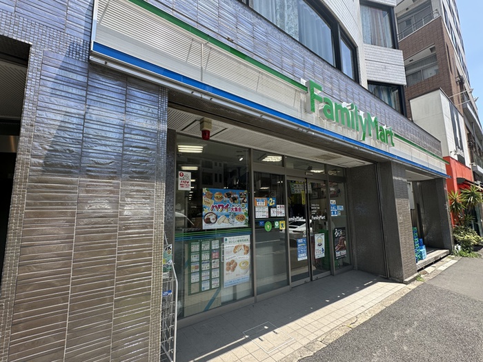 コンビニ　ファミリーマート（コンビニ）まで200m
