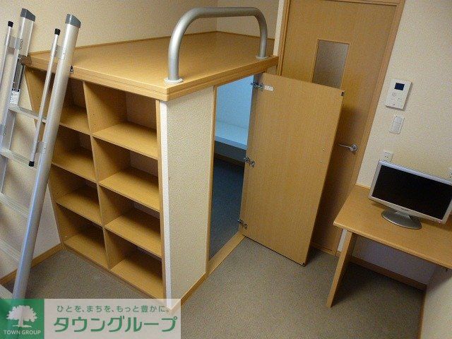 その他部屋・スペース　1階はフローリング、2階はじゅうたんです。