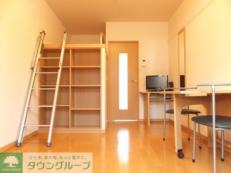居室・リビング　1階はフローリング、2階はじゅうたんです。
