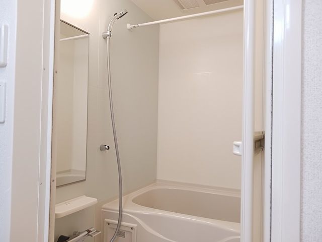 バス・シャワールーム　コンパクトで使いやすいお風呂です