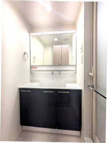 洗面設備　トイレと独立した洗面脱衣室、三面鏡付ハンドシャワー付洗面台
