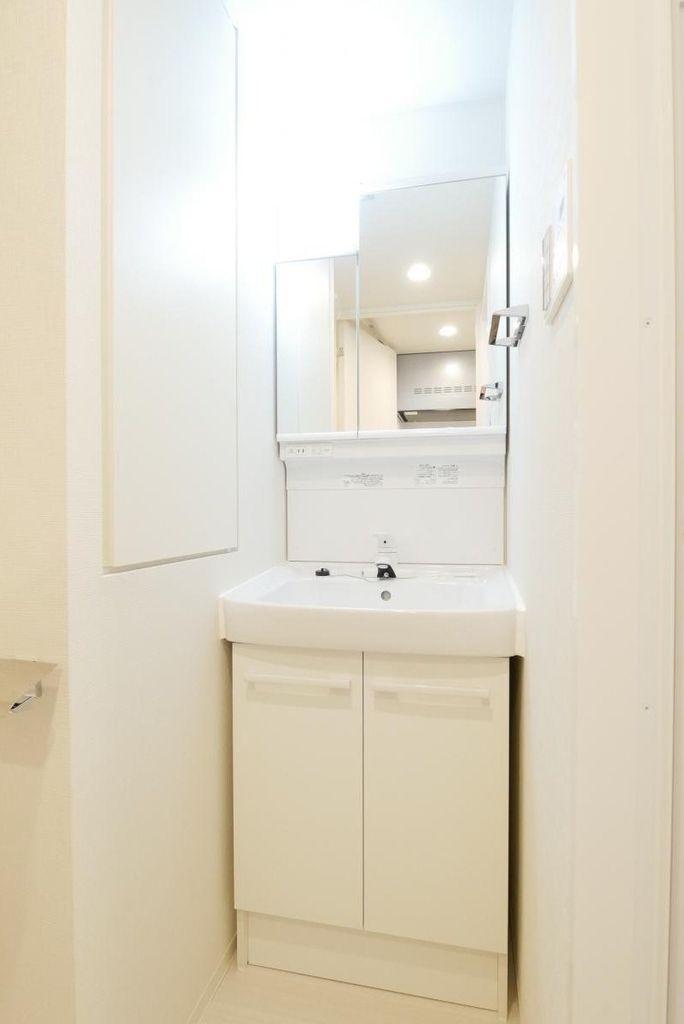 洗面設備　※同タイプの別のお部屋です。