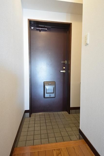 玄関　丈夫な扉です