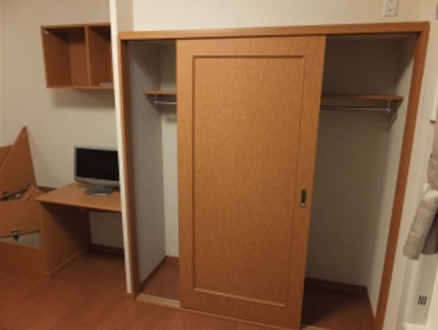 収納　居室：１Fはフローリング　2Fは絨毯