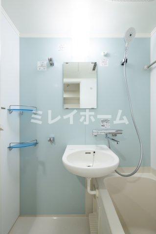 洗面設備　同建物内、別のお部屋の参考写真になります。
