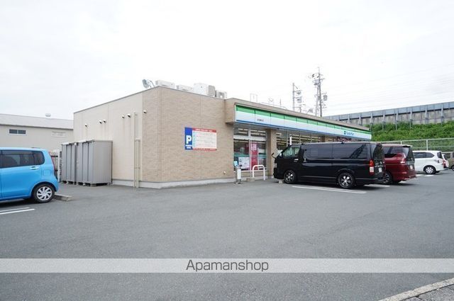 コンビニ　ファミリーマート（コンビニ）まで875m