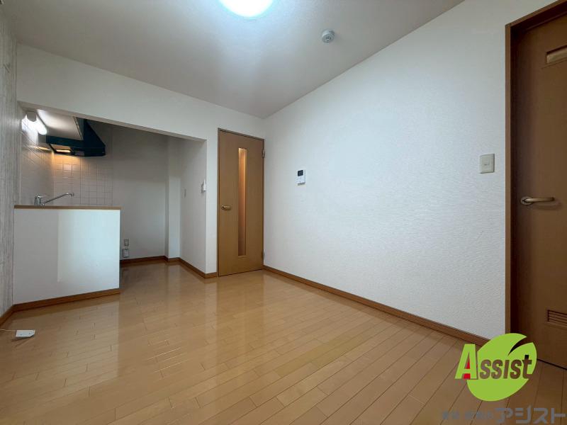 居室・リビング　木目のフローリングは落ち着きのある印象のお部屋になりますね。