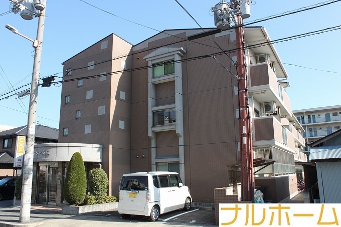 建物外観　ガッチリとしたマンションタイプです。