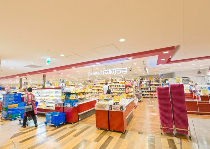 スーパー　成城石井 ペリエ千葉店（スーパー）まで749m