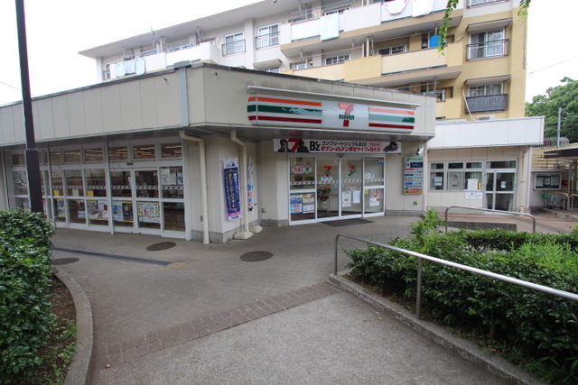 コンビニ　セブンイレブンURくぬぎ台団地店（コンビニ）まで748m