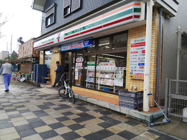 コンビニ　セブンイレブン横浜川島町店（コンビニ）まで743m