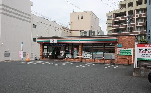 コンビニ　セブンイレブン（コンビニ）まで550m