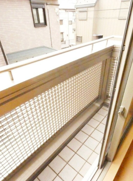 バルコニー　別部屋の画像を使用しております。