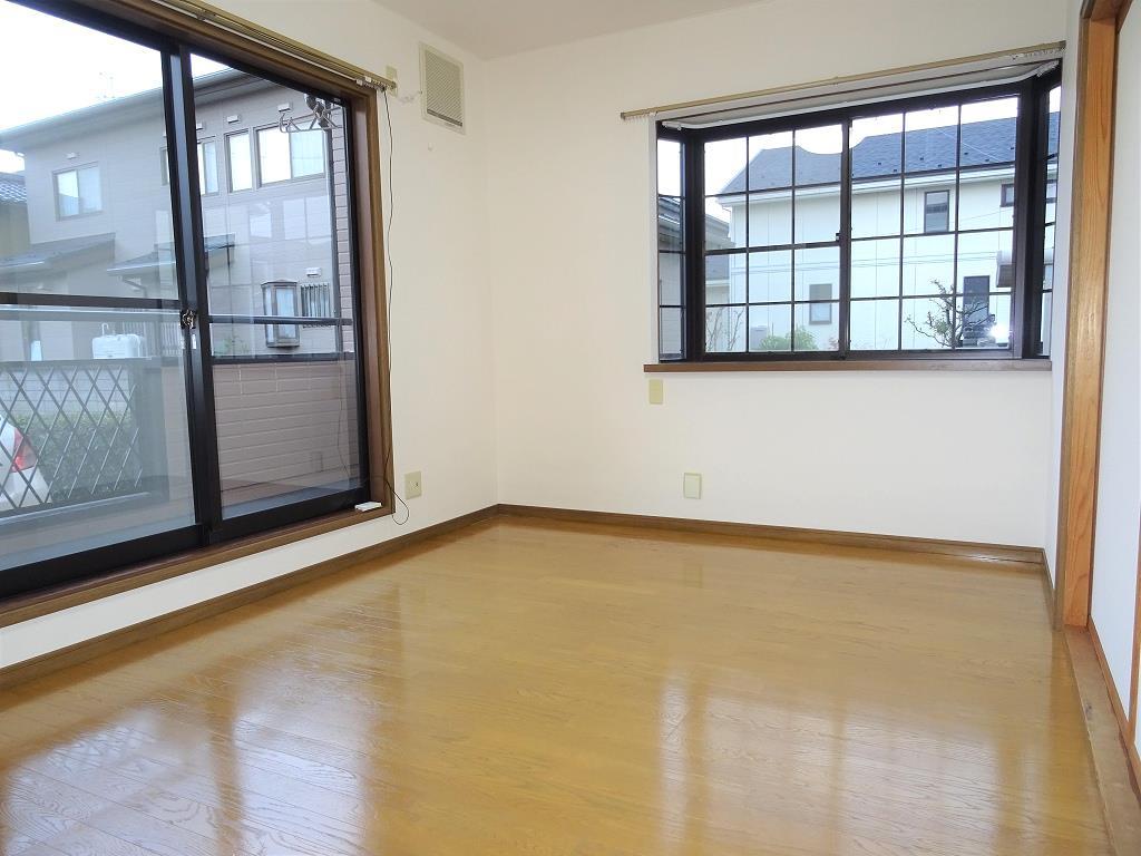 居室・リビング　角部屋特権の2面窓のお部屋です♪