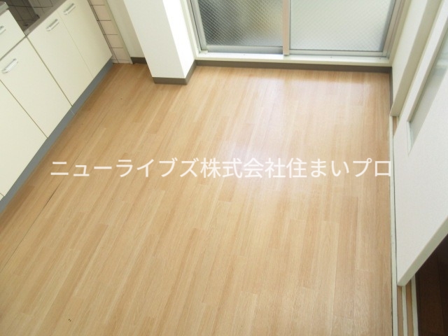 エクセレント舟田1の居間写真