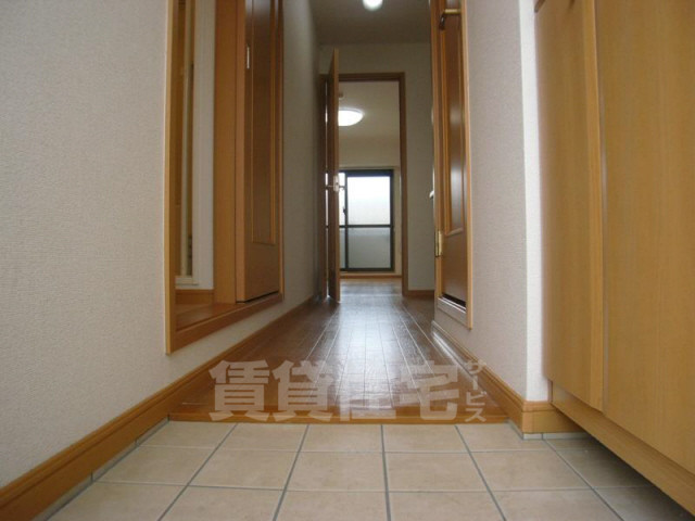 地下鉄烏丸線 国際会館駅 徒歩10分 4階建 築18年の玄関写真