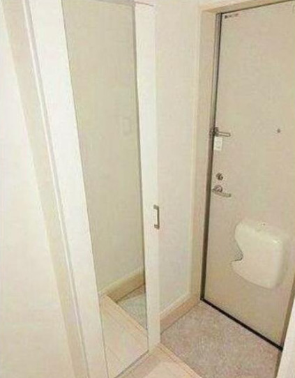 玄関　便利な姿見があります。