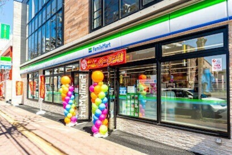 コンビニ　ファミリーマート札幌平岸3条8丁目店（コンビニ）まで213m