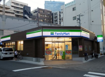 コンビニ　ファミリーマート目黒青葉台三丁目店（コンビニ）まで170m