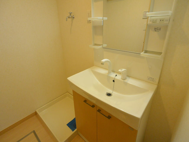 洗面設備　※同間取り別号室の写真です。