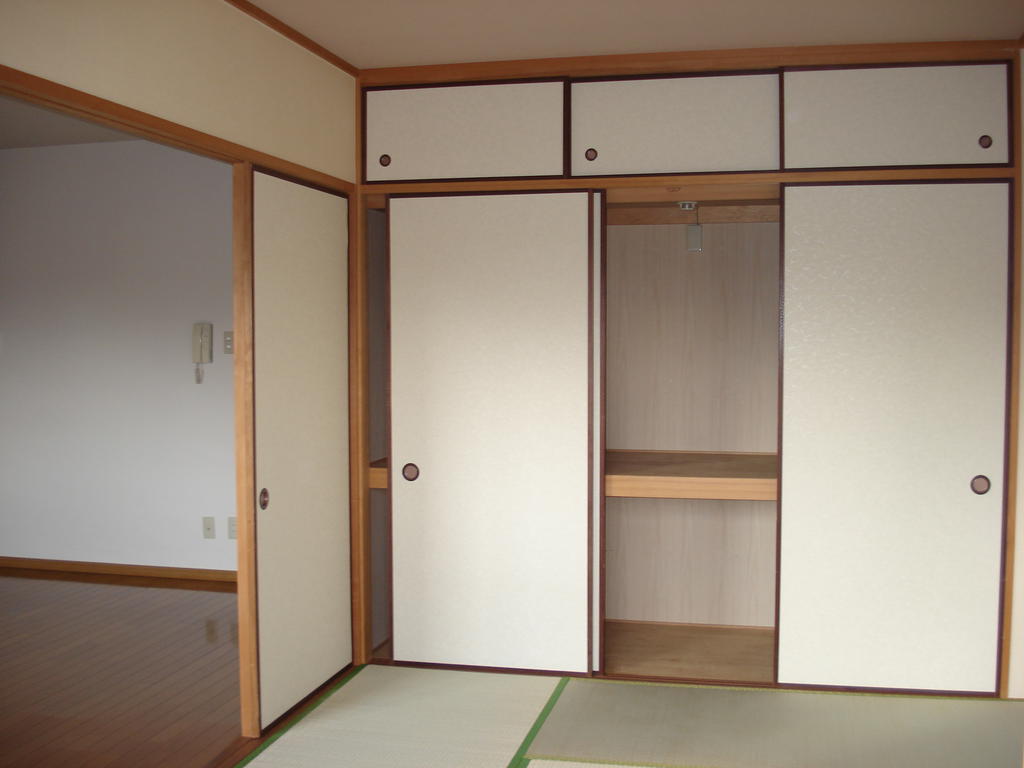 有信段原ビルの居間写真