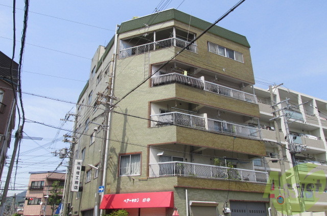 建物外観　バルコニーに特徴のあるマンションです。