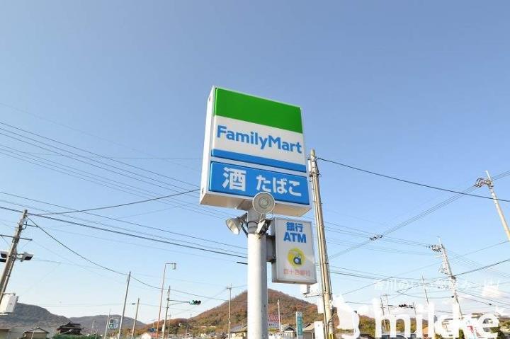 コンビニ　ファミリーマート（コンビニ）まで731m