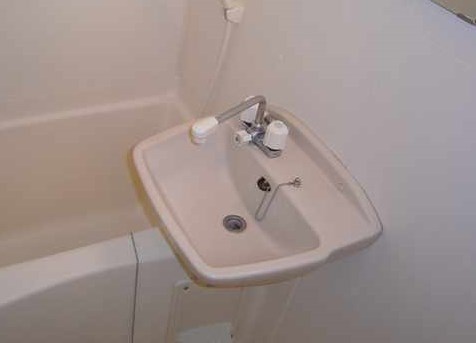 洗面設備　洗面台はバスルームに設置されています