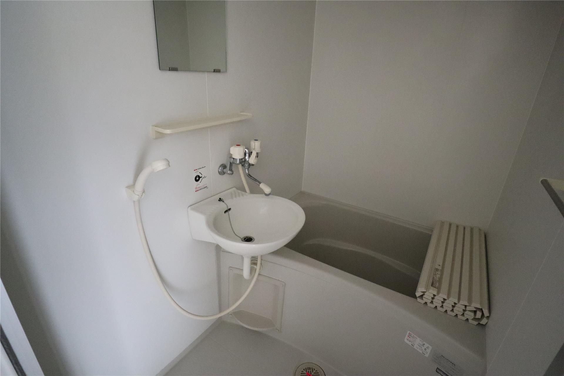 バス・シャワールーム　写真は101号室です。