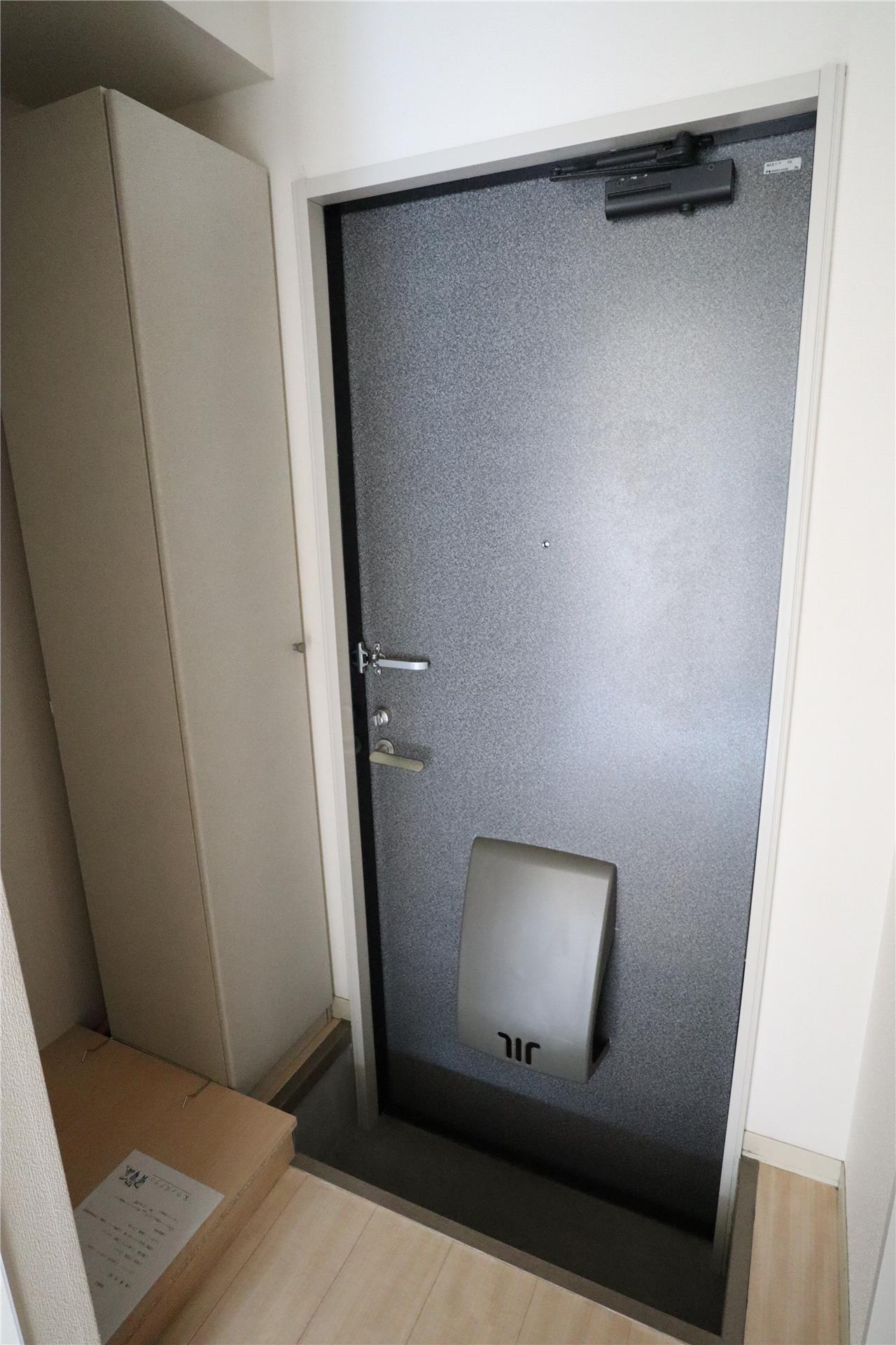 玄関　写真は101号室です。