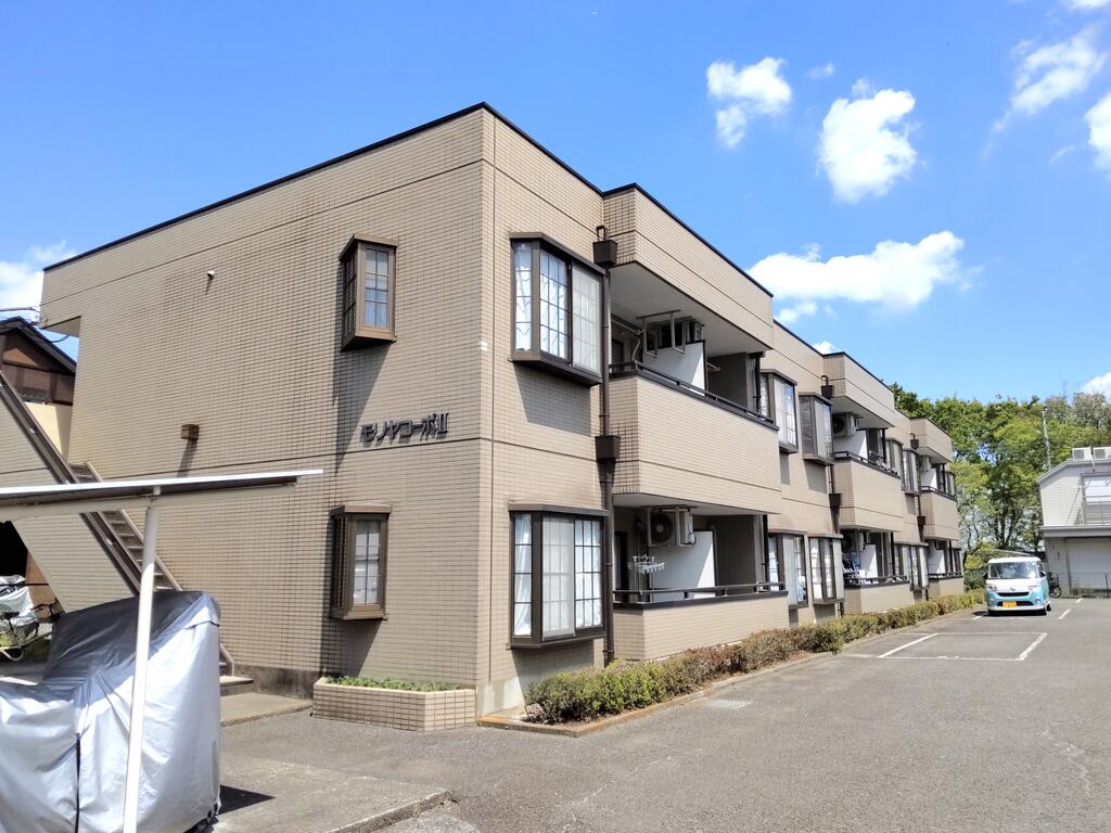 建物外観　東南向きで採光・通風良好、最寄りのコンビニ徒歩３分