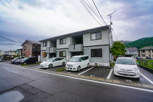 岡山市中区原尾島のアパートの建物外観