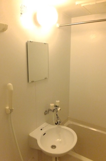 洗面設備　浴室は、バストイレ別のユニットタイプで浴室換気乾燥機完備です