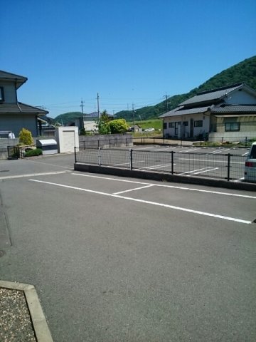 【福山市駅家町大字上山守のアパートの駐車場】